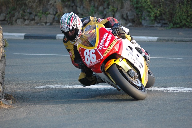Cameron Donald in action during the 2006 Southern 100 (Peter Hignett)